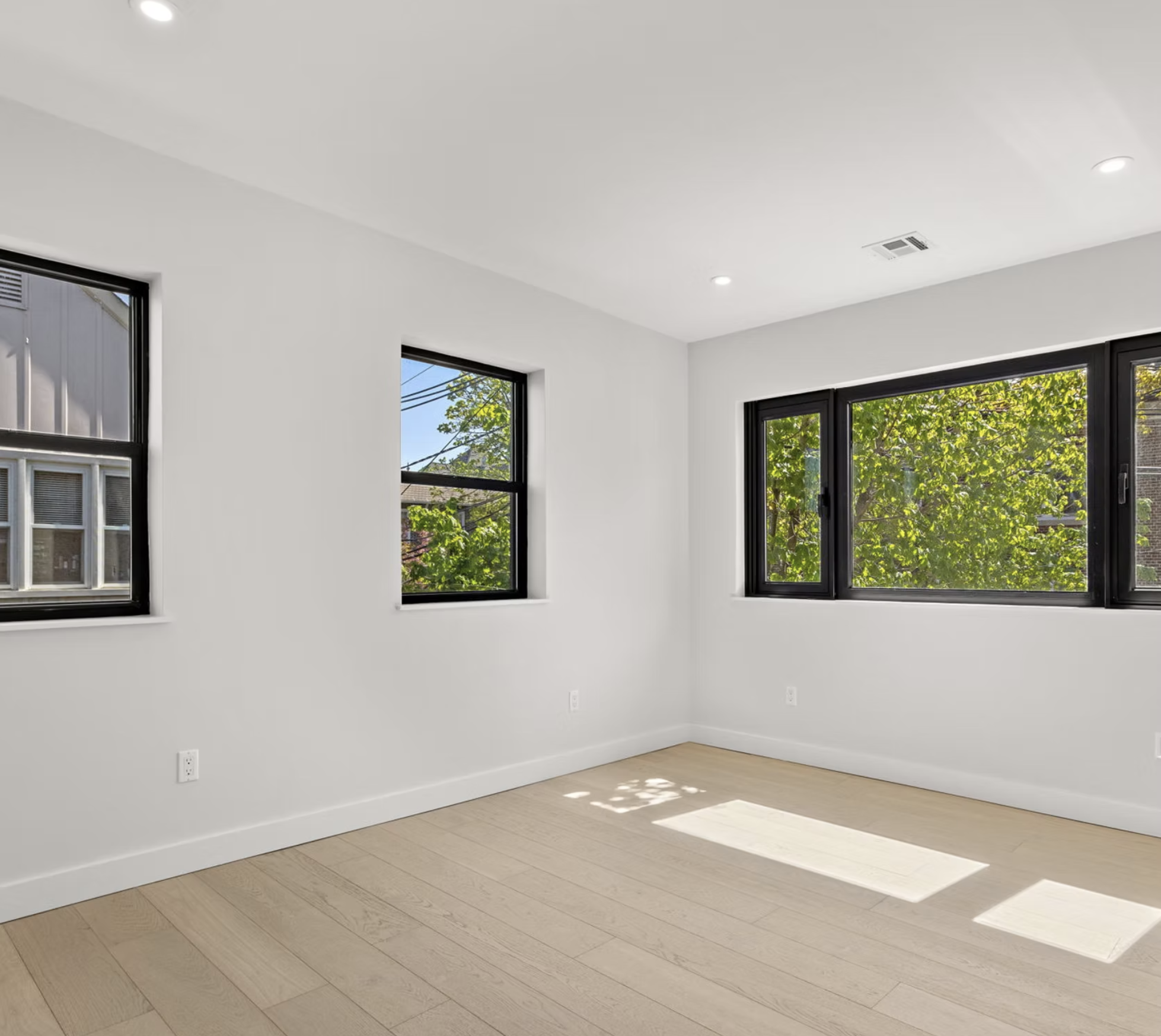 Dual aspect bedroom with treetop outlook