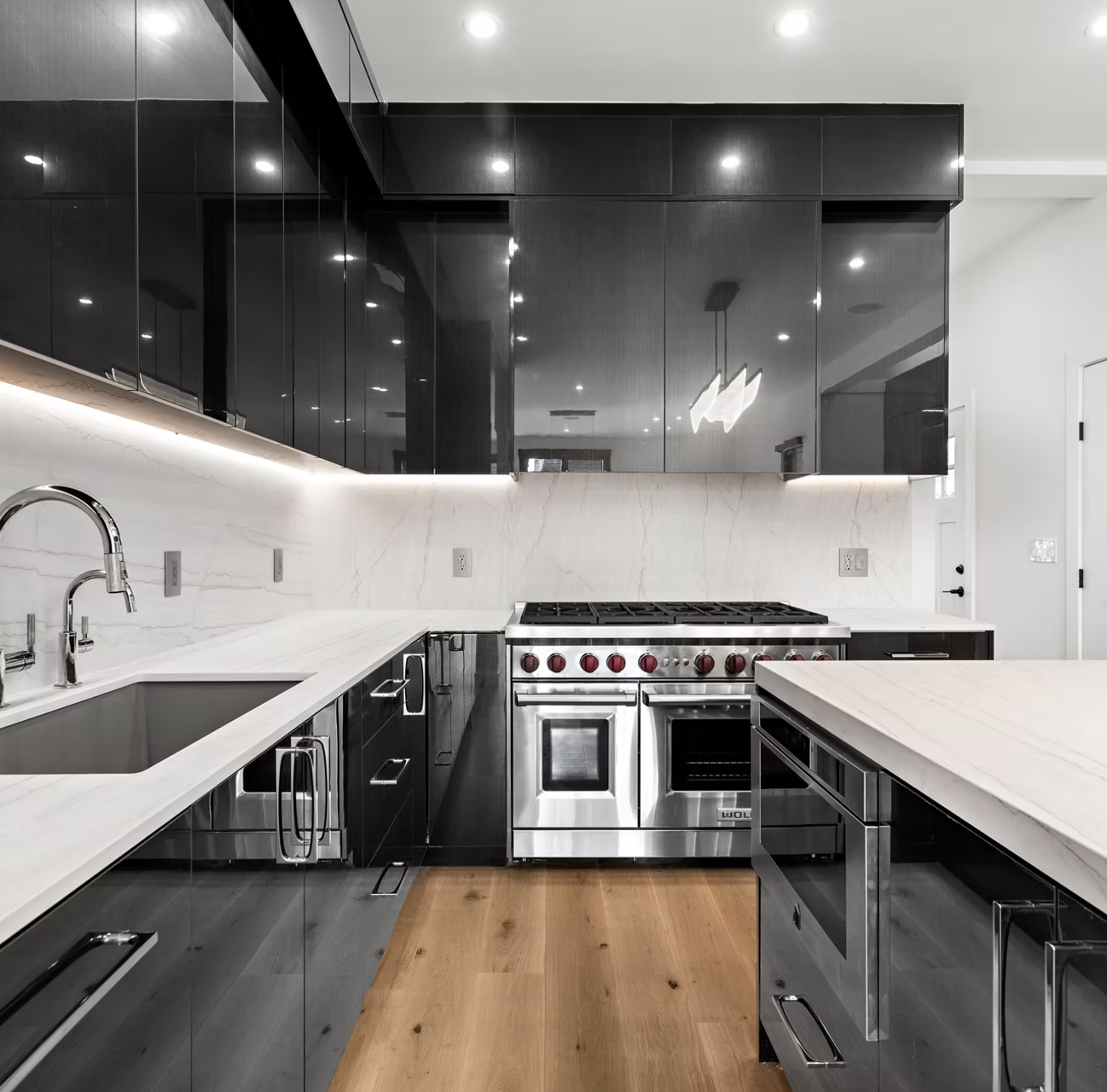 Kitchen with marble splashback and professional range