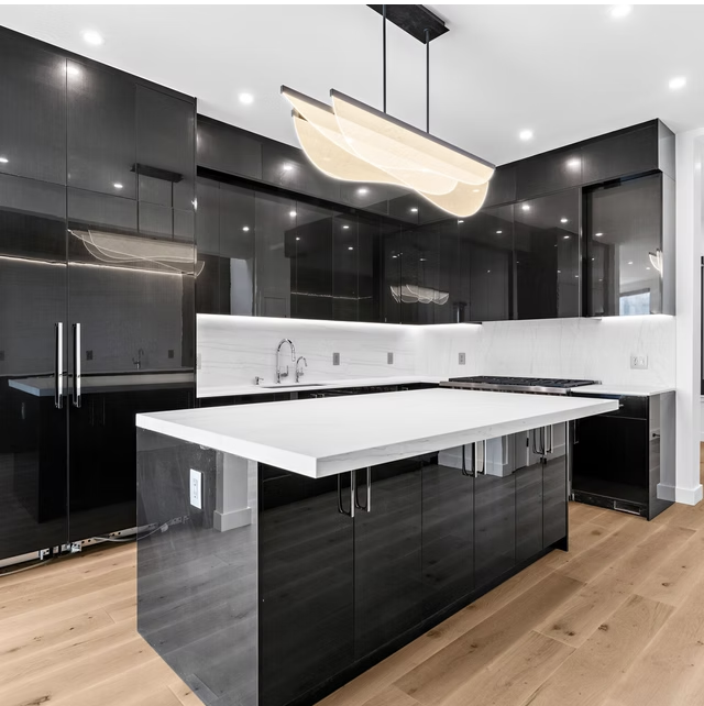 Kitchen island with white stone worktop and sculptural pendant