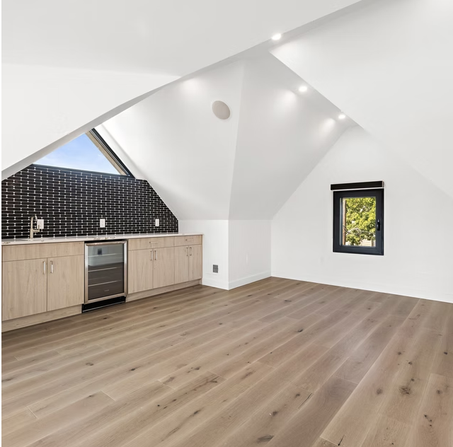 Loft room with wine bar and vaulted ceiling
