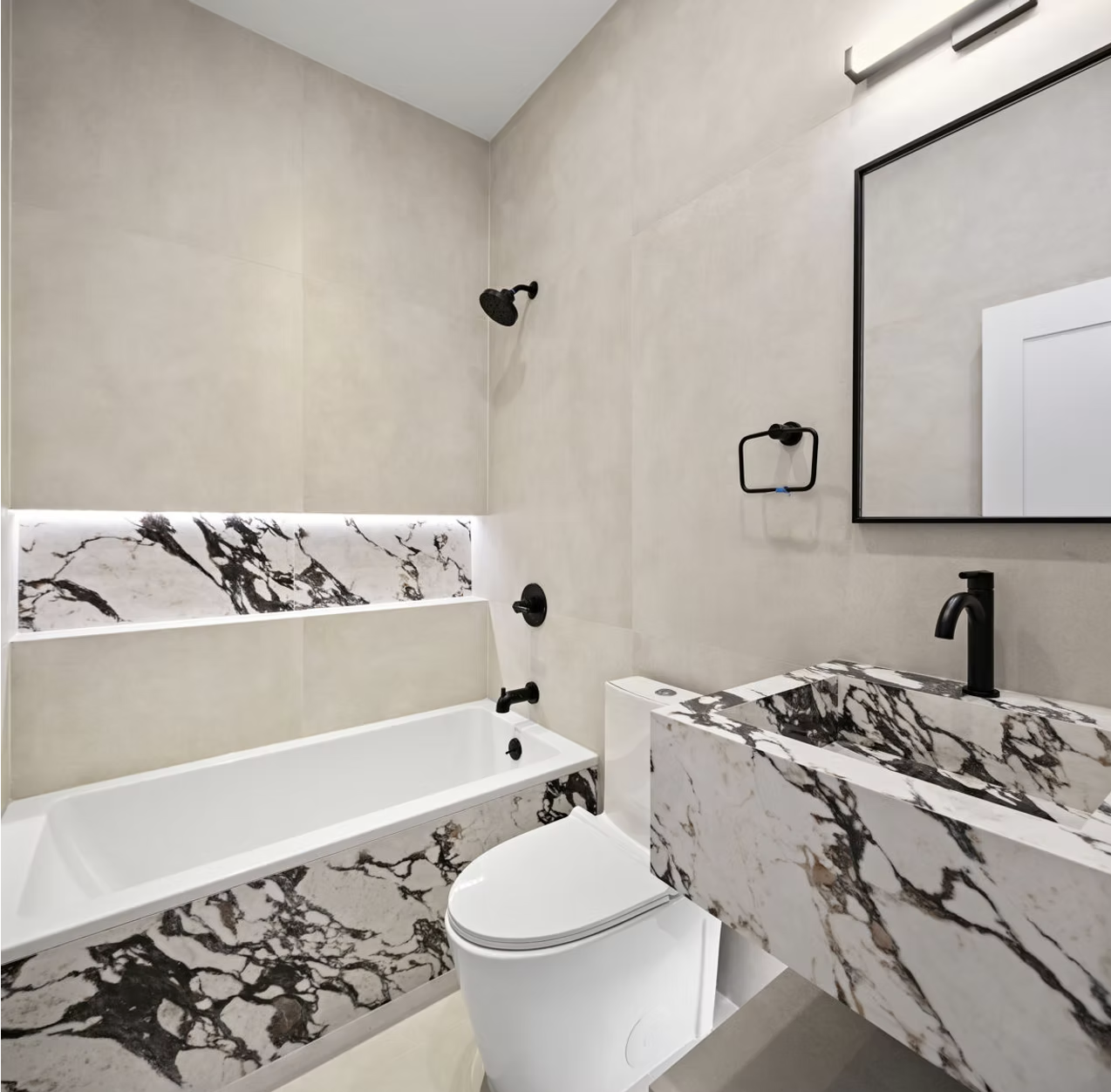 Bathroom in micro cement with veined marble detailing
